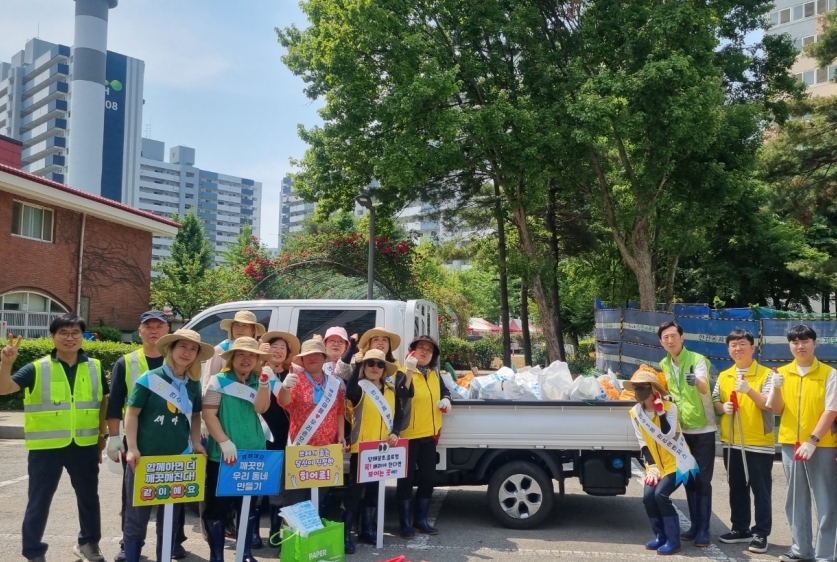 연수구 연수3동 마을공동체 연수3동 환경 어벤져스가 지난 19일 연수주공1단지 아파트 단지 내 무단투기 쓰레기 등을 수거하며 환경정화 활동을 펼쳤다